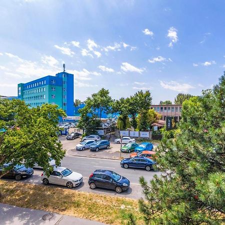 Apartment 20 Minutes From City Center W Netflix, Coffee Or Tea & Parking Братислава Экстерьер фото