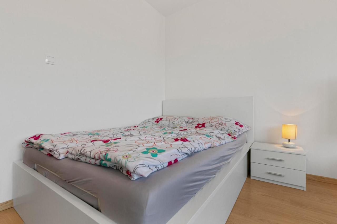 Apartment 20 Minutes From City Center W Netflix, Coffee Or Tea & Parking Братислава Экстерьер фото
